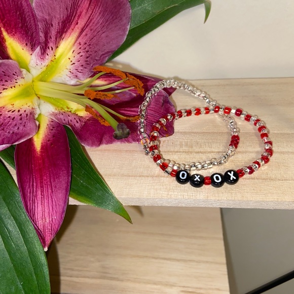 Handmade XOXO Alphabet Glass Beaded Bracelet - Picture 1 of 6